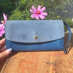 💵📉Fossil Dual shades of Blue leather wallet wristlet